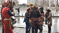 Taksim'de turistlerle selfie çekilip ısrarla para isteyen kişilere ceza kesildi