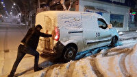 Kar 10 santimetreyi aştı: Araçlar yolda kaldı, iterek kurtarmaya çalıştılar