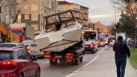Üsküdar'da akıl almaz görüntü: Diğer sürücülerin hayatını hiçe sayıp tekneyi kamyonetle taşıdılar