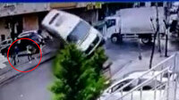 Sancaktepe'de gençler minibüsün altında kalmaktan saniyelerle kurtuldu
