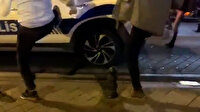 Kadıköy'de polis aracına tekmelerle saldıran vandallar kamerada