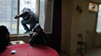 Polis baskınında okey masasından kaçarak camdan atlayan adam viral oldu