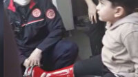 Ayağı darbukaya sıkışan minik Ayaz’ı itfaiye kurtardı