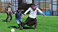 Şalvarlı sporcular halı saha ve tenis kortuna kavuştu