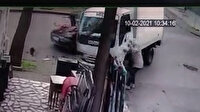 İzmir'de yaşlı kadın kaza yapan iki aracın altında kalmaktan son anda kurtuldu