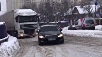 Karlı yolda mahsur kalan tırın yardımına lüks araç yetişti