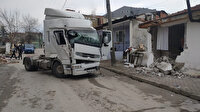 Yoldan çıkan TIR eve girdi, televizyon izleyen gencin üzerine duvar yıkıldı