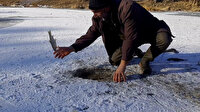 'Eskimo' usulü balık tutma: Buz tutan Çoruh Nehri’ni kazmalarla kırarak rızkını topluyor