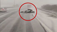 Karlı yolda devrilen motosikletli otomobilin altında kalmaktan son anda kurtuldu
