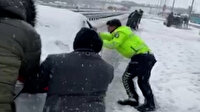 Trafik polisinden 'helal olsun' dedirten hareket: Yolda kalan aracı kurtarmak için canla başla mücadele etti