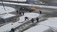 Yanan otomobili kartopu atarak söndürdüler