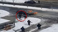 Ümraniye'de yanan otomobili kar topu atarak söndürmeye çalıştılar