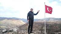Şehitlerin anısına ilçenin en yüksek tepesine çıkıp Türk bayrağı astılar