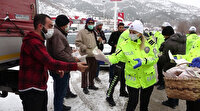 Soğuk havada sıcak uygulama: Polis, kar nedeniyle bekletilen sürücülere çay ve simit ikram etti