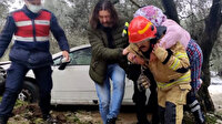 Kontrolden çıkan otomobil zeytinliğe uçtu: İtfaiyeci, sedyenin girmediği alanda yaşlı kadını sırtında taşıdı