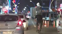 Kocaeli'de 'pes' dedirten görüntü: Omzuna aldığı arkadaşı ile işlek caddede bisiklet sürdü