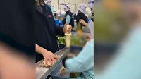 Ton balığı üretim tesisinde iğrenç görüntüler: Çıplak elle paketlediler