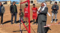 Şalvarlı ve fistanlı badminton maçı