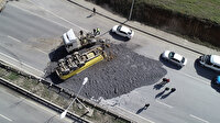 Başakşehir'de hafriyat kamyonu dorsesi ters döndü: Tonlarca hafriyat yola saçıldı