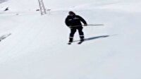 Karlı dağları tahta kayaklarla aşarak arızaları gideriyorlar