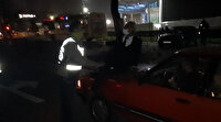 Bursa'da alkollü sürücü aracını bağlatmamak için kaputa oturup polislere direndi
