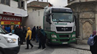 İstanbul'un göbeğinde girdiği dar sokakta sıkışan TIR mahsur kaldı