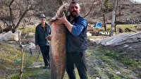 Baraj gölünde 47 kiloluk yayın balığı yakaladı