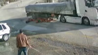 TIR'dan düşen bidonların altında kalmaktan son anda kurtuldu