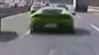 Avcılar'da lüks otomobille makas atan sürücü bariyerlere girdi
