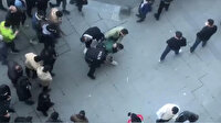 Elinde bıçakla sinir krizi geçiren genç güçlükle gözaltına alındı