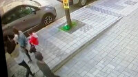 Çocuklu kadının telefonla konuştuğu sırada kapkaça uğradığı anlar kamerada