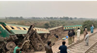Pakistan'da yolcu treni raydan çıktı