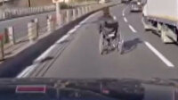 Sürücünün dikkati faciayı önledi: Yolu trafiğe kapatıp tekerlekli sandalyeli kişinin yolun karşına geçmesini sağladı