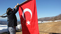 Yıpranmış Türk bayraklarını yenileri ile değiştiriyor: Bu bayraklar için çok canlar feda edildi kolay kazanılmadı