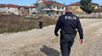 Sokakta olay olduğunu sanan Düzceli minik, polis kıyafeti ile sokağa çıktı