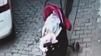 Bebek arabası kayan bebek ezilmekten kıl payı kurtuldu