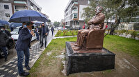 İzmir Büyükşehir Belediye Başkanı Soyer saldırıya uğrayan Bekir Coşkun heykelini inceledi