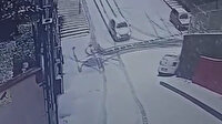 Kağıthane'de karlı rampada kayan araç, park halindeki bir başka araca çarptı
