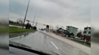 Damperi açık seyreden TIR direğe çarparak devrildi