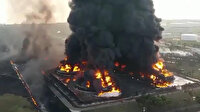 Endonezya'da petrol rafinerisindeki patlamada yaşanan tahribat havadan böyle görüntülendi