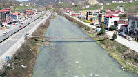 Güzergah daha kısa diye 150 metre mesafedeki tahrip olan asma köprüyü kullanıyorlar