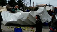 İzmir'de fırtına: Kültür merkezinin çatısı pazaryerinin üzerine uçtu