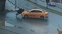 İstanbul Arnavutköy'de yolun karşısına geçen iki kadına taksi çarptı