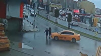 Yolun karşısına geçen iki kadına çarptı