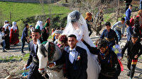 Şırnak’ta unutulmaya yüz tutan gelenek yaşatılıyor: Gelini ata bindirip damat evine götürdüler