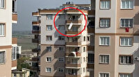 Sinir krizi geçirdi eşyaları balkondan fırlattı