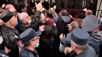 Karabağ'da öldürülen askerlerin yakınları Ermenistan Savunma Bakanlığı'nı bastı