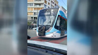 İzmir'de tramvaya asılan çocukların tehlikeli yolculuğu kamerada