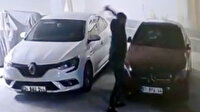 Girdiği otoparkta bir aracı sopa ve tekmelerle pert edip kameraya aldı