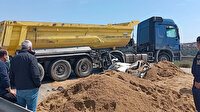 TEM'de feci kaza: Toprak dolu kamyon otomobilin üstüne devrildi